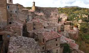 Vue panoramique de Sorano, Italie, un village médiéval perché sur une falaise, avec ses maisons en pierre et ses toits de tuiles rouges.