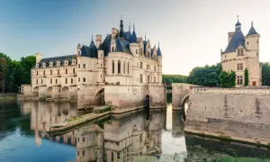 Le château de Chenonceau, joyau des châteaux de la Loire, s'avance sur le Cher, ses reflets dans l'eau évoquant une scène de conte de fées.