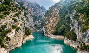 Magnifique canyon aux eaux turquoise, un paysage typique de la **Drôme Provençale** avec ses falaises abruptes et sa végétation luxuriante.