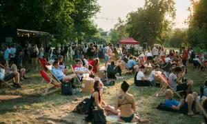 Ambiance estivale à la prague plage, où les gens se détendent sur des chaises longues, profitent du soleil et de la compagnie.