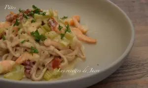 Pâtes à la toscane crémeuses avec crevettes, tomates séchées et céleri, garnies de persil frais. Un délice pour les gourmands.