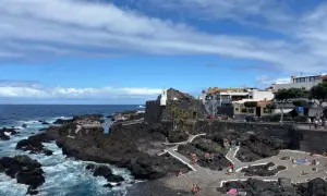 Baignade dans les piscines naturelles de Tenerife, un endroit idéal pour visiter et profiter du soleil.