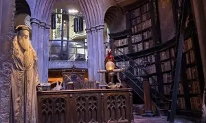 Le bureau de Dumbledore au studio Harry Potter, avec sa longue barbe, ses étagères remplies de livres et un globe céleste.