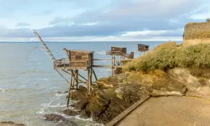 Pêcheries en bois sur pilotis, vues sur la mer. Une idée de quoi faire à Pornic, entre nature et traditions.