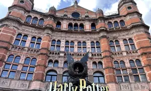Le théâtre de Londres, orné d'un nid d'oiseau et du logo "Harry Potter", parfait pour visiter Harry Potter à Londres.