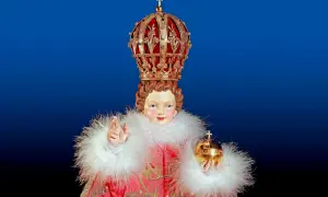 Le petit Jésus de Prague, couronné et vêtu de pourpre, tient le monde dans sa main.