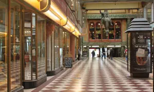 Passage Lucerna à Prague, avec son sol à damier, ses vitrines et une statue équestre.