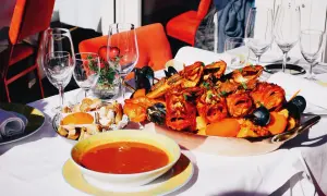 Un festin de fruits de mer et de soupe de poisson, parfait pour savoir où manger à Biarritz.