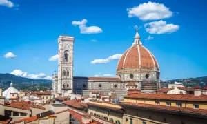 Vue panoramique de la région Florence, avec le Duomo et son campanile sous un ciel bleu éclatant.