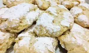 Gros plan sur des biscuits ricciarelli faits maison, saupoudrés de sucre glace. Une délicieuse recette à essayer !