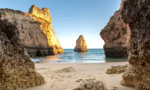 Plages dorées et falaises ocres au Portugal. Idéal pour savoir que visiter au Portugal en une semaine.