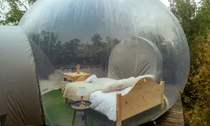Un lit douillet dans une bulle transparente, un lieu insolite dans le Jura, pour une nuit étoilée.