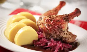 Canard rôti, spécialité de Prague, servi avec des knedlíky et du chou rouge.