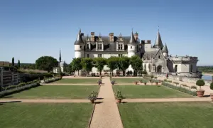 Magnifique vue du château d'Amboise avec ses jardins à la française. Idéal pour une visite d'une journée.