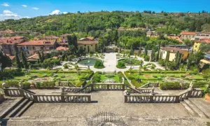 Jardin à l'italienne, peut-être le lieu de **Pinocchio origine ville**. Des parterres géométriques, fontaines et villas toscanes.