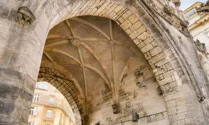 Voûte de la tour poudrière de Prague, avec ses pierres anciennes et ses sculptures médiévales.