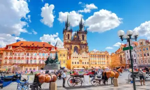 Carrosses tirés par des chevaux sur la place de la Vieille Ville, un excellent moyen de découvrir que faire autour de Prague.