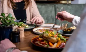 Un repas savoureux à Mont Saint-Michel. Des assiettes colorées et appétissantes, une ambiance chaleureuse pour savoir où manger.