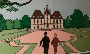 Tintin et le Capitaine Haddock arrivent au **château de la Loire**, prêt pour une nouvelle aventure.