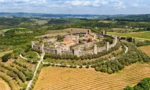 Village médiéval fortifié en Toscane, idéal pour découvrir que faire autour de Florence. Paysages de vignes et d'oliviers.