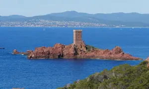 La tour du Guetteur se dresse fièrement sur la roche rouge de Saint-Raphaël, dominant la mer Méditerranée.