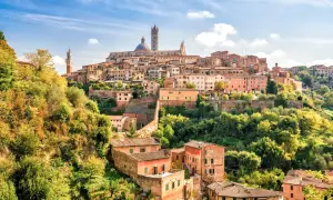 Vue panoramique de Sienne, ville médiévale perchée sur une colline. Idéal pour savoir que faire en Toscane.