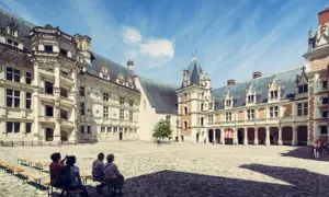 Cour intérieure du château de Blois, avec des visiteurs profitant du temps de visite. Architecture Renaissance sous un ciel bleu.