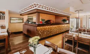 Le restaurant Madère, avec son four à bois authentique et sa décoration chaleureuse en bois, invite à la dégustation.