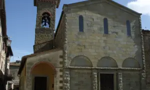 Église romane et son clocher à Civitella in Val di Chiana, Toscane. Le soleil illumine les pierres anciennes.