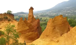Les Ochres de Rustrel, des lieux insolites du Sud de la France, révèlent des formations rocheuses aux couleurs flamboyantes, sculptées par le temps.