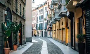 Rue pavée sinueuse bordée de bâtiments colorés, idéale pour un city break en Europe.