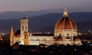 Le Duomo de Florence illuminé au crépuscule, une vue parfaite pour visiter Florence en 1 jour.