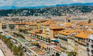 Vue panoramique de Nice, avec ses toits orangés et la colline verdoyante en arrière-plan. Parfait pour un week-end nice.