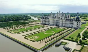 Le château de Chambord, un des plus célèbres châteaux en France, vu du ciel avec ses jardins à la française et la rivière.