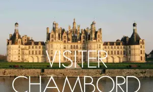Le majestueux **Château de Chambord** se reflète dans l'eau, invitant à la découverte de sa grandeur architecturale.