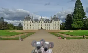 Deux souris en peluche devant le majestueux château de Cheverny, un jour de ciel nuageux.