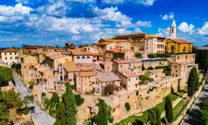 Vue aérienne de Pienza, Italie, avec ses toits de tuiles rouges et son église imposante. Un village pittoresque perché sur une colline.