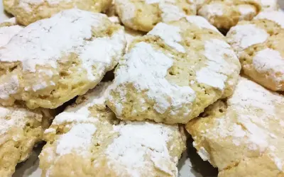 Gros plan sur des biscuits ricciarelli faits maison, saupoudrés de sucre glace. Une délicieuse recette à essayer !