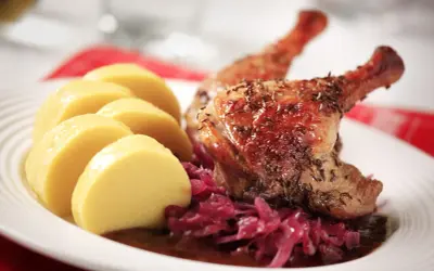 Canard rôti, spécialité de Prague, servi avec des knedlíky et du chou rouge.