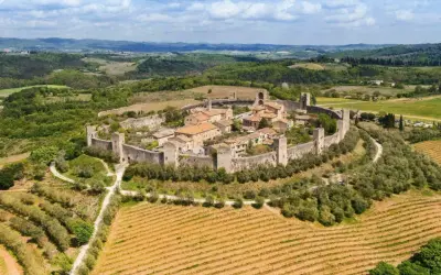 Village médiéval fortifié en Toscane, idéal pour découvrir que faire autour de Florence. Paysages de vignes et d'oliviers.