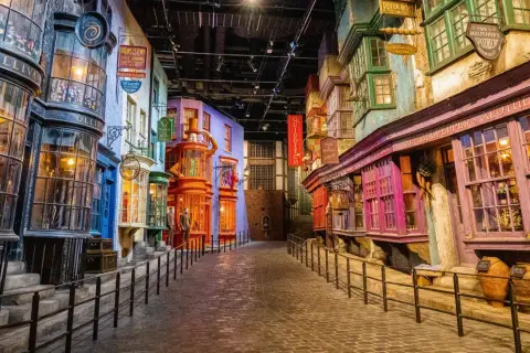La ruelle animée des studios Harry Potter, avec ses boutiques colorées comme Ollivanders et Mr. Mulpepper's Apothecary, invite à l'aventure.