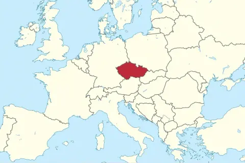 Carte de l'Europe. La République tchèque, où se trouve Prague, est située à l'est de la France, entre l'Allemagne et la Pologne.