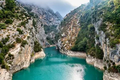 Magnifique canyon aux eaux turquoise, un paysage typique de la **Drôme Provençale** avec ses falaises abruptes et sa végétation luxuriante.