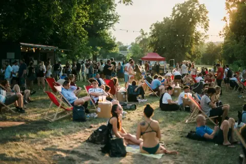 Ambiance estivale à la prague plage, où les gens se détendent sur des chaises longues, profitent du soleil et de la compagnie.