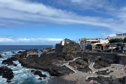 Baignade dans les piscines naturelles de Tenerife, un endroit idéal pour visiter et profiter du soleil.