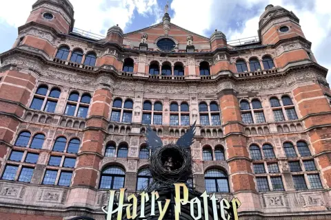 Le théâtre de Londres, orné d'un nid d'oiseau et du logo "Harry Potter", parfait pour visiter Harry Potter à Londres.