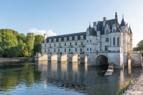 Le château de Chenonceau, un joyau à visiter dans la Loire, s'étend gracieusement sur le Cher.