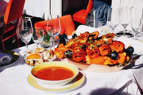 Un festin de fruits de mer et de soupe de poisson, parfait pour savoir où manger à Biarritz.
