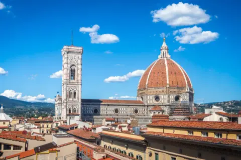 Vue panoramique de la région Florence, avec le Duomo et son campanile sous un ciel bleu éclatant.