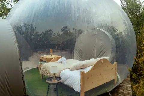 Un lit douillet dans une bulle transparente, un lieu insolite dans le Jura, pour une nuit étoilée.
